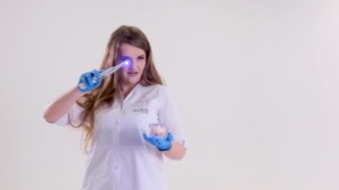 Diş bakımı, diş hekimliği. Diş hekimi kaplamanın üzerine bir fotopolimer lamba parlıyor. Yakın plan..