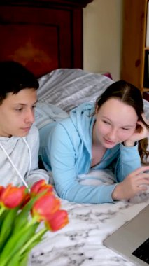 Oğlan ve kız dizüstü bilgisayarda film izlerken dizüstü bilgisayarda yerde oturup patlamış mısır yiyorlar. Hafta sonu kavramı 