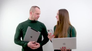 Masada oturan çeşitli ortaklar Latin iş adamı ve Avrupalı iş kadını laptopta projeyi tartışıyorlar. İki profesyonel meslektaş. Ofis görevlisi kadın dizüstü bilgisayarlar