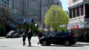 Burrard İstasyonu 'ndaki gökdelenler trafikte yürüyen gerçek turistler, turistler basit işadamları herkes Vancouver şehrinde yaşıyor Kanada Kanadası Vancouver 07.16.2024