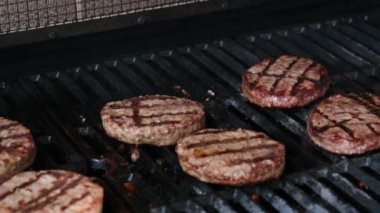 Burger pirzolası. Köfteler sıcak tavada cızırdıyor. Ev yapımı kıymalı sığır pirzolası pişiriliyor..