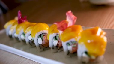 Mangolu ve sarı dolgulu bir suşi seti. Balıklı sarı suşi..