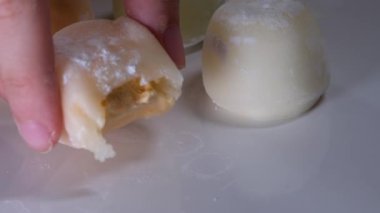 Beyaz arka planda farklı renklerde ve farklı renklerde fotoğraflar. Lezzetli renkli bir tatlı..
