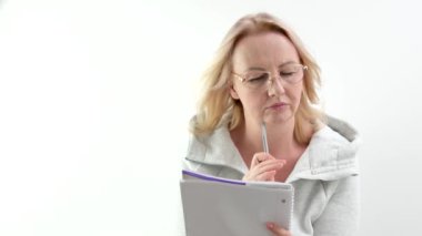 Kızlar proje belgelerine bir kalemle düzeltme yapıyorlar. iş