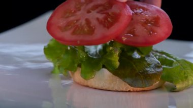 Restoranın mutfağında et ve peynirli lezzetli bir hamburger. Hamburger pişiriyorum.