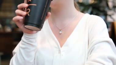 Starbucks Resort siyah Starbucks bardağı. Kahve dükkanının masasında üzerinde büyük harfli R harfi var. Lezzetli, yeni, lüks kahve markası. en yeni