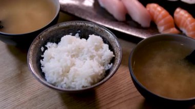 Restoranda geleneksel Japon miso çorbası. Miso çorbası.