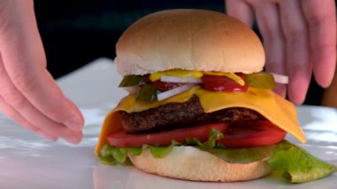 Patates burger ve sos ekseni etrafında yavaşça döner. Hamburger.