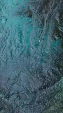 Arnavutluk 'un güneyindeki Vlore Bölgesi' nde Sarande yakınlarında, temiz ve temiz sulara sahip 50 metreden fazla derin bir doğal havuz olan Mavi Göz pınarı Syri i Kalter. Bir adam derinlere dalıyor