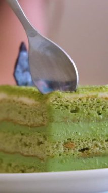 Beyaz desenli yeşil çay keki. Japon Matcha Yeşil çay keki, çay ve kek