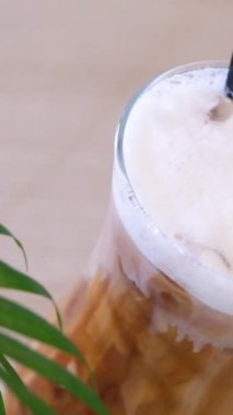 Meyve suyu ve kahve, masada tatlı. Buzlu latte. 