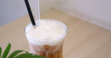 Meyve suyu ve kahve, masada tatlı. Buzlu latte. 