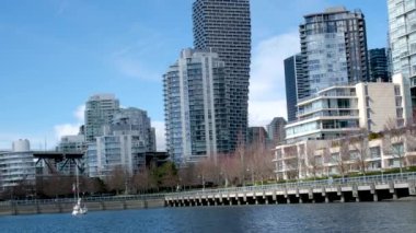 Ana cadde ile Hastings caddesindeki yaya geçidinden geçiyor. Doğu Yakası Vancouver BC 'de. Vancouver 'da ana cadde