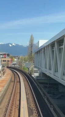 SkyTrain, hafif ve tam otomatik metro sistemi 69 km ray ve 3 hatta 47 istasyona sahiptir. Expo Line 1985, Millennium 2002 ve Canada Line açık.