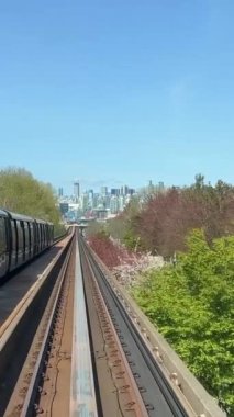 SkyTrain, hafif ve tam otomatik metro sistemi 69 km ray ve 3 hatta 47 istasyona sahiptir. Expo Line 1985, Millennium 2002 ve Canada Line açık.