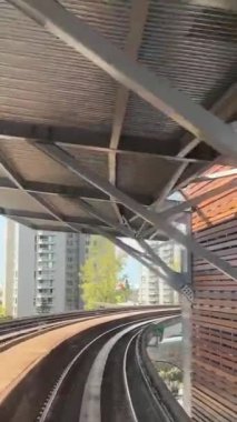 SkyTrain, hafif ve tam otomatik metro sistemi 69 km ray ve 3 hatta 47 istasyona sahiptir. Expo Line 1985, Millennium 2002 ve Canada Line açık.