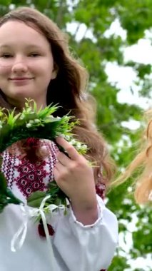 Geleneksel Ukrayna kıyafet dansındaki kızlar. Geleneksel kostümlü iki kadın Ukrayna ulusal danslarında dans ediyor.