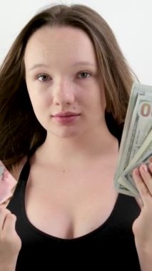 Karşılıklı Öğrenme Konsepti. Pasaportu ve parası olan güzel bir genç kızın stüdyo portresi. Kız Kanada doları Amerikan doları