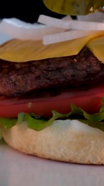 Restoranın mutfağında et ve peynirli lezzetli bir hamburger. Hamburger pişiriyorum.