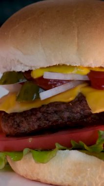 Patates burger ve sos ekseni etrafında yavaşça döner. Hamburger.