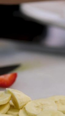 Meyve soslu süzme peynirli krep.