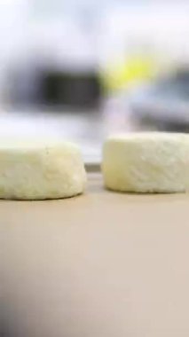 Süzme peynirli krep yapma konusunda yüksek lisans, restoranda peynirli krep hazırlama konusunda Şef. Blender süzme peyniri çırpıyor. Cheesecake hazırlıyorum..