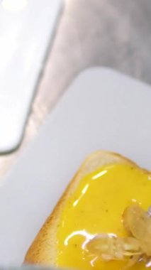 Adam dikey video çekiyor, hikayeler çekiyor, akıllı telefondaki lezzetli restoran yemeklerini sosyal medya için fotoğraf çekiyor. Erkekleri etkileyen çekim klibi, film, yumurtalı kahvaltı kamerasının makaraları. Yakın plan..