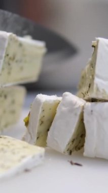 Sütlü çikolata ve fındıklı peyniri bir tencerede kaynatın, kek için krema hazırlayın, lezzetli dolgu. Peynirli krema.