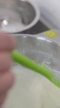 Sütlü çikolata ve fındıklı peyniri bir tencerede kaynatın, kek için krema hazırlayın, lezzetli dolgu. Peynirli krema.