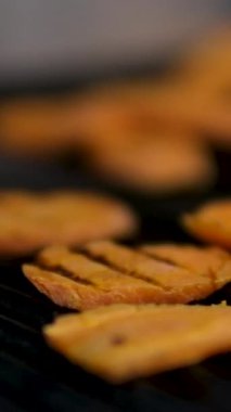 Baharat ve otlarla birlikte açık hava ızgarasında sebze kızartıyorum. Vejetaryen ızgara yemek, 4K.
