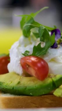 Adam dikey video çekiyor, hikayeler çekiyor, akıllı telefondaki lezzetli restoran yemeklerini sosyal medya için fotoğraf çekiyor. Erkekleri etkileyen çekim klibi, film, yumurtalı kahvaltı kamerasının makaraları. Yakın plan..