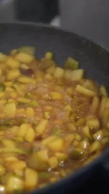 Şurupta kaynamış meyve. Evdeki sarı armutlardan reçel yapmak. Kız blogcu, Armut Karamel 'i dolduran armut keki hazırlıyor. Video çekin, fotoğraf blogu çekin.