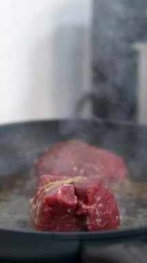 Barbekü taze et ve kanlı biftek. Lezzetli yemekler servis ediliyor. Bıçakla kesilmiş. Eti kanla pişirmek. Sığır filetosu.