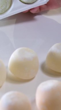 Beyaz arka planda farklı renklerde ve farklı renklerde fotoğraflar. Lezzetli renkli bir tatlı..