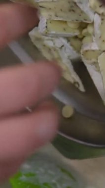 Sütlü çikolata ve fındıklı peyniri bir tencerede kaynatın, kek için krema hazırlayın, lezzetli dolgu. Peynirli krema.