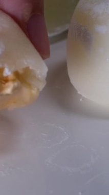 Beyaz arka planda farklı renklerde ve farklı renklerde fotoğraflar. Lezzetli renkli bir tatlı..