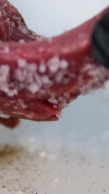 Barbekü taze et ve kanlı biftek. Lezzetli yemekler servis ediliyor. Bıçakla kesilmiş. Eti kanla pişirmek. Sığır filetosu.