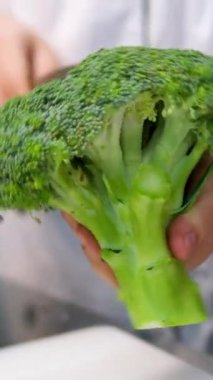 Brokoli kesiyorum. Brokoli pişirmek için hazırlanıyor. Kesme tahtasında brokoli kabağı kesmek. Brokoli doğrama