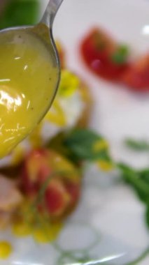 Taze hazırlanmış füme somon ve yağda yumurtalı ekmek üzerine bal ve hardal sosu serpiştirilmiş. Yumurtalı sandviçin üzerine çiseleme sosu