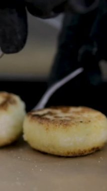 Kızarmış peynirli kek. Kızartma tavasında cheesecake pişiriyorum. Yakın çekim.