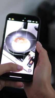 Karamel pişirmek ve film çekmek. Blogcu karamel hazırlıyor