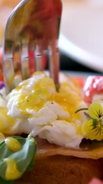 Çatallı mikroçerez ve Benedict usulü haşlanmış yumurta. Hollandaise soslu yumurta ve kızarmış somon.