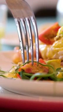 Hollandaise soslu yumurta ve kızarmış somon. Benedict usulü haşlanmış yumurta ve çatallı mikroçerez.