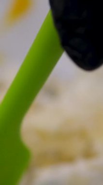 Süzme peynirli krep yapma konusunda yüksek lisans, restoranda peynirli krep hazırlama konusunda Şef. Blender süzme peyniri çırpıyor. Cheesecake hazırlıyorum..