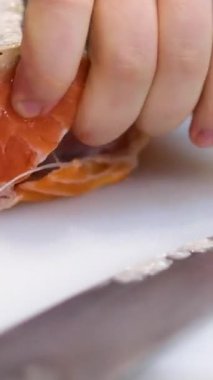 Adım adım. Kuşkonmaz, domates ve limonlu ızgara fileto. Şefin eli, kızıl deniz balığının huzuru üzerine taze bir limon sıkıyor. Yemek pişirme süreci. Somon bifteği pişiriyorum.