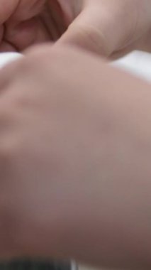 Bir kadın şef kek hamuru yapmak için bir kaseye yumurta kırarken, tereyağı ve şeker bir gıda işlemcisinde birlikte kırbaçlanıyor. Yukarıdan manzara. Yumurta kır. İkinci sınıf kızlar pasta hazırlıyor.