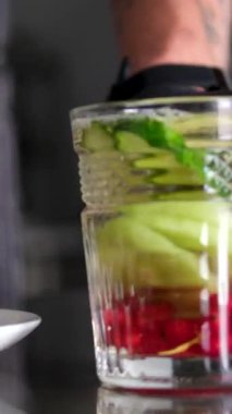 Bardakta kırmızı böğürtlen suyu. Kapatın. Siyah ahşap masa. Limonata yapmak, yaz içkisi, soğuk içecek, sağlıklı sıvı. Limonlu kırmızı üzümlü soğuk yaz içecekleri. 