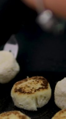 Süzme peynirli krep yapma konusunda yüksek lisans, restoranda peynirli krep hazırlama konusunda Şef. Blender süzme peyniri çırpıyor. Cheesecake hazırlıyorum..