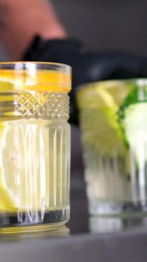 Yaz Soğuk İçecekleri Taze Mojito Kokteyli. Süper Yavaş Hareket Yüksek Hız Kamerası ile çekildi.