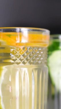 Salatalık, kireç ve limon arınma suyu. Mavi tepsi manzaralı üç bardak. Yaz ev yapımı kokteyller. 